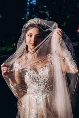 Gelin beyaz gelinlik içinde .