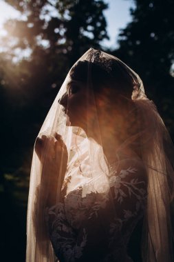 Gelin beyaz gelinlik içinde .