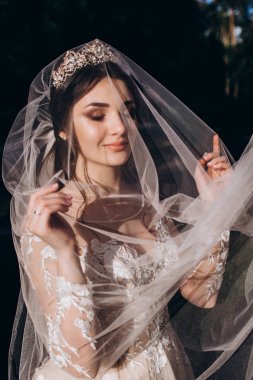 Gelin beyaz gelinlik içinde .