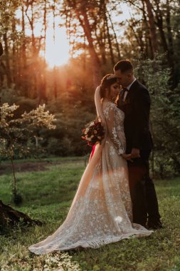 Yeni evliler gün batımında kaldırımı