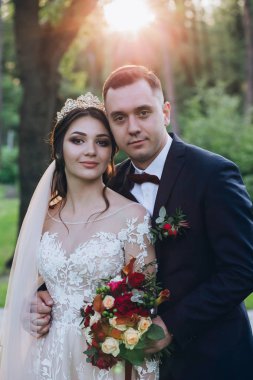 Yeni evliler gün batımında kaldırımı