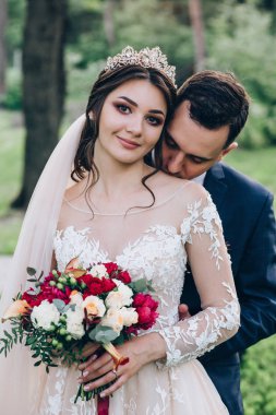 Gelin ve damat çiçek arch yakınındaki düğün.