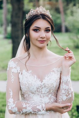 Gelin beyaz gelinlik içinde .