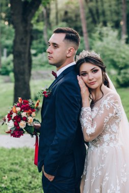 Gelin ve damat çiçek arch yakınındaki düğün.