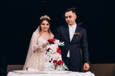 Yeni evliler düğün pastanı kesme.