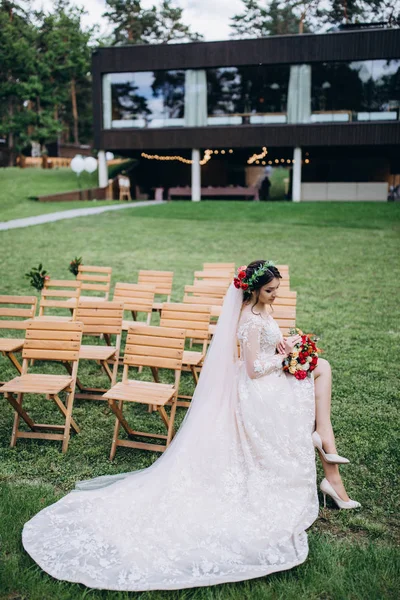 Una Sposa Abito Bianco Sta Tenendo Bellissimo Bouquet Sposa — Foto Stock