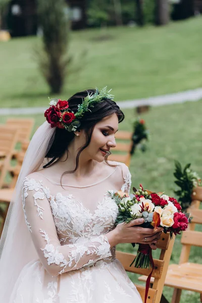 Una Sposa Abito Bianco Sta Tenendo Bellissimo Bouquet Sposa — Foto Stock