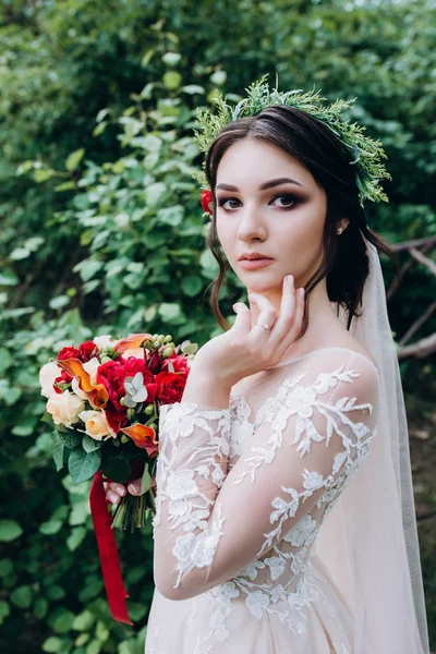Bir Gelin Beyaz Elbiseli Güzel Düğün Buket Tutuyor — Stok fotoğraf