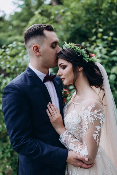 Walking Newlyweds Nature — Stock Photo, Image