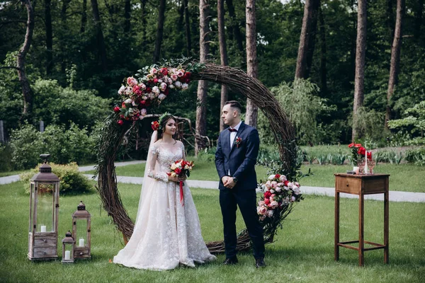 Hochzeit Des Brautpaares Der Nähe Des Blumenbogens — Stockfoto