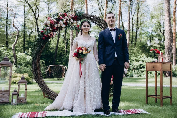 Hochzeit Des Brautpaares Der Nähe Des Blumenbogens — Stockfoto