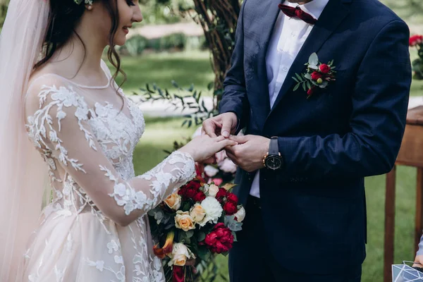 Recém Casados Prometem Ser Fiéis Outro Colocar Anéis — Fotografia de Stock