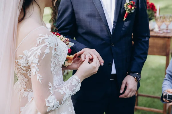 Gli Sposi Promettono Essere Fedeli Gli Uni Agli Altri Mettendo — Foto Stock