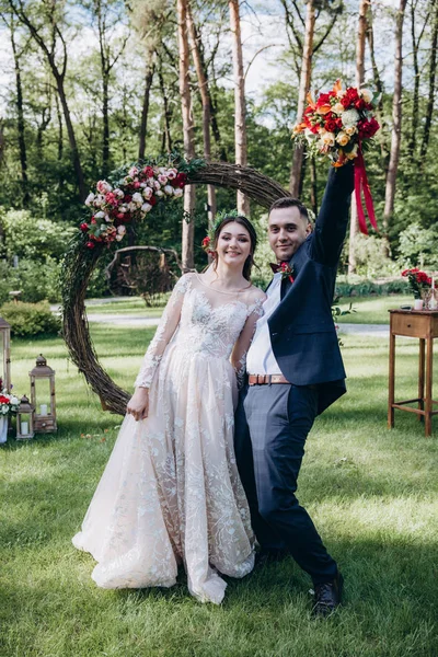 Hochzeit Des Brautpaares Der Nähe Des Blumenbogens — Stockfoto