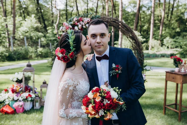 Весілля Нареченого Нареченого Біля Квіткової Арки — стокове фото