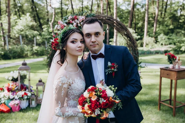 Весілля Нареченого Нареченого Біля Квіткової Арки — стокове фото