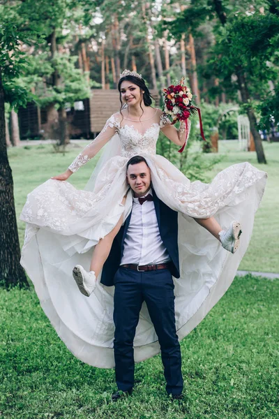 Frischvermählte Tanzen Und Haben Spaß Freien — Stockfoto