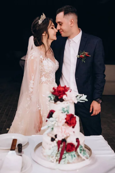 Das Brautpaar Schneidet Die Hochzeitstorte — Stockfoto