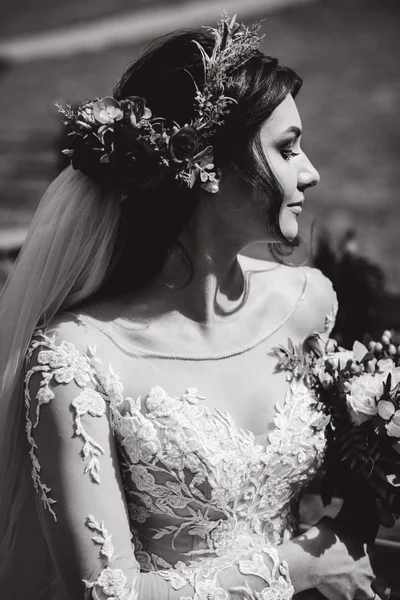 Una Novia Vestido Blanco Está Sosteniendo Hermoso Ramo Bodas Imagen de archivo