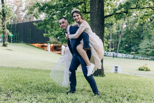 Recién Casados Bailan Divierten Aire Libre Imagen de stock