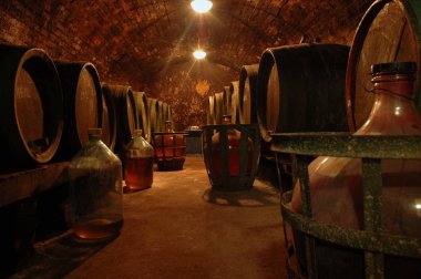 Eski şarap cellar varil 