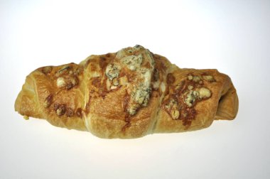 Kruvasan, beyaz arka planda.