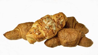 Kruvasan, beyaz arka planda.