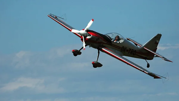 Avião Esporte Fundo Azul — Fotografia de Stock