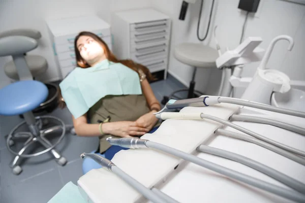 Mujer Joven Sentada Silla Dental Sala Clínica Con Equipo Enfoque —  Fotos de Stock
