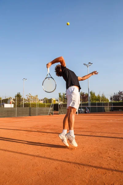 Profesyonel oyuncu kortunda Tenis tekme öğleden sonra yapıyor.