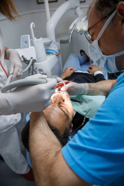 Dentista Examinando Cavidad Oral Joven Afroamericano Que Trabaja Una Clínica —  Fotos de Stock