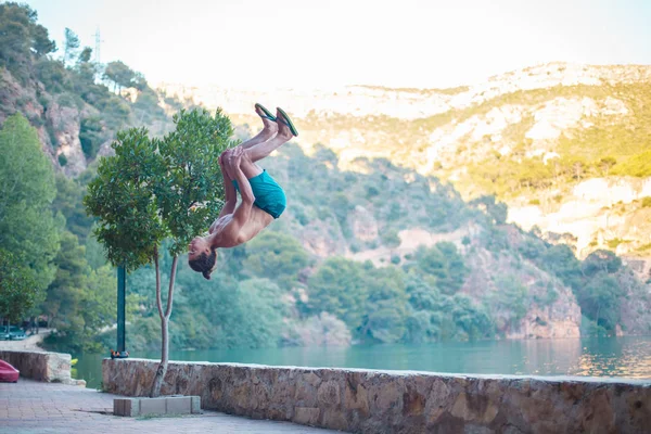 Young Man Doing Side Flip Somersault While Practicing Parkour Lake — Stock Photo, Image