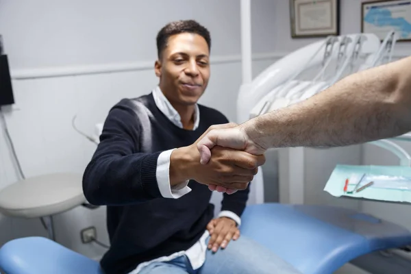 Joven Hombre Afroamericano Estrechando Mano Del Dentista Cultivos Que Tiene —  Fotos de Stock