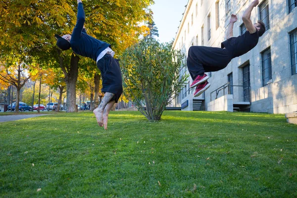 Dois Jovens Fazendo Salto Lateral Salto Mortal Enquanto Praticam Parkour — Fotografia de Stock