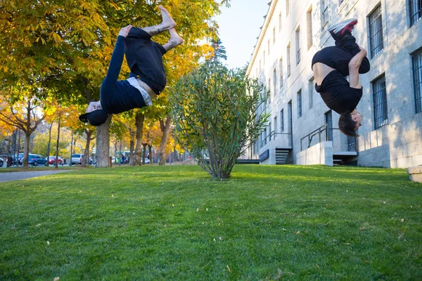 Dois Jovens Fazendo Salto Lateral Salto Mortal Enquanto Praticam Parkour — Fotografia de Stock