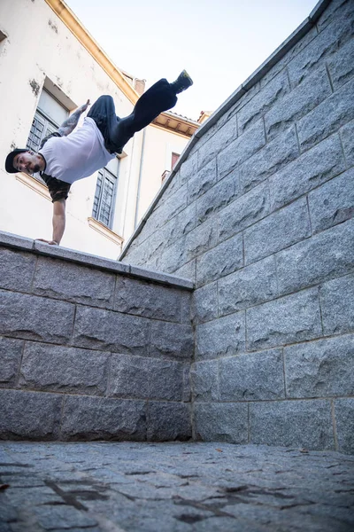 Jovem Fazendo Incrível Truque Parkour Rua — Fotografia de Stock