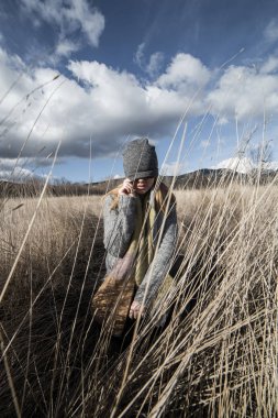 Kadının gözleri ile gri bir kap kapalı bir kuru buğday alanı 