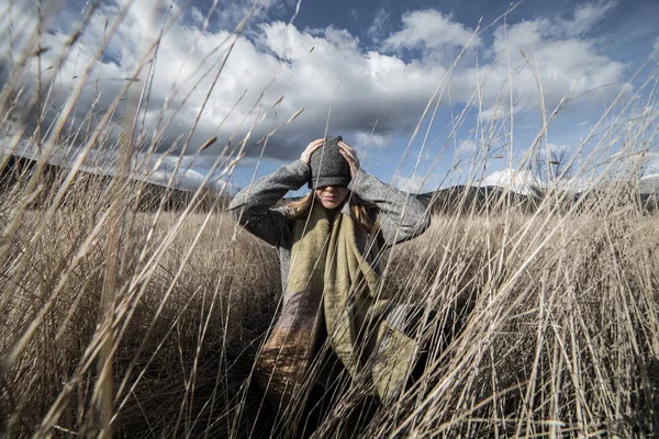 Kadının gözleri ile gri bir kap kapalı bir kuru buğday alanı 