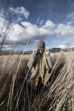 Kadının gözleri ile gri bir kap kapalı bir kuru buğday alanı