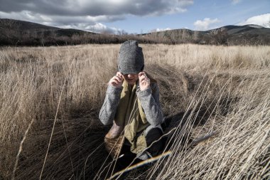 Kadının gözleri ile gri bir kap kapalı bir kuru buğday alanı