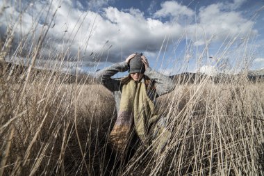 Kadının gözleri ile gri bir kap kapalı bir kuru buğday alanı