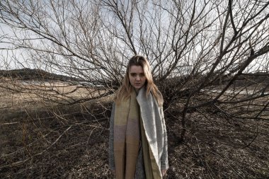 Korkunç bir estetik üreten bir çok dallı ağaç karanlık gölge altında genç kadın