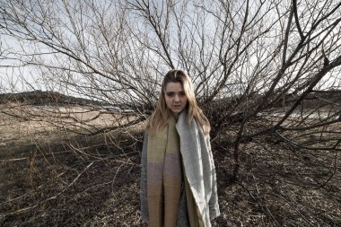 Korkunç bir estetik üreten bir çok dallı ağaç karanlık gölge altında genç kadın