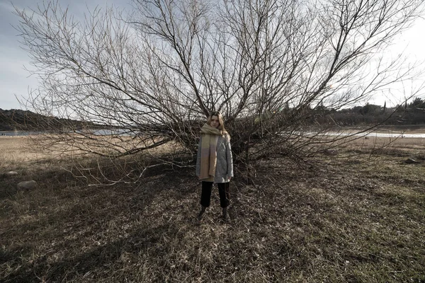 Young Woman Dark Shadow Tree Many Branches Produces Scary Aesthetic — Stock Photo, Image