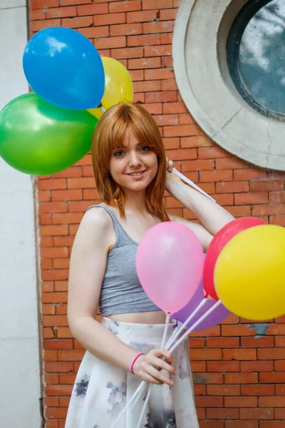 Jovem Com Balões Coloridos Fundo Parede Tijolo — Fotografia de Stock