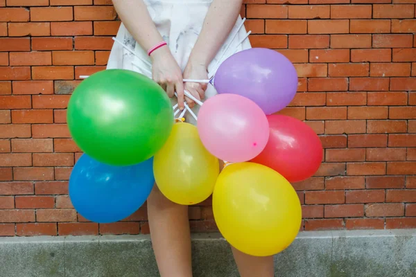 Mujer Joven Con Globos Colores Sobre Fondo Pared Ladrillo —  Fotos de Stock
