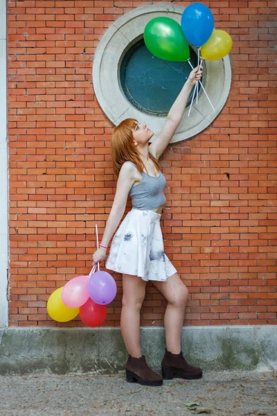 Νεαρή Γυναίκα Πολύχρωμα Μπαλόνια Φόντο Τοίχο Τούβλου — Φωτογραφία Αρχείου
