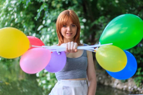 Jonge Vrouw Met Kleurrijke Ballonnen Een Groen Park Een Zonnige — Stockfoto