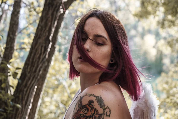 Rózsaszín Hajú Lány Áthelyezése Haját Szél Erdőben Szeplő Portréja — Stock Fotó