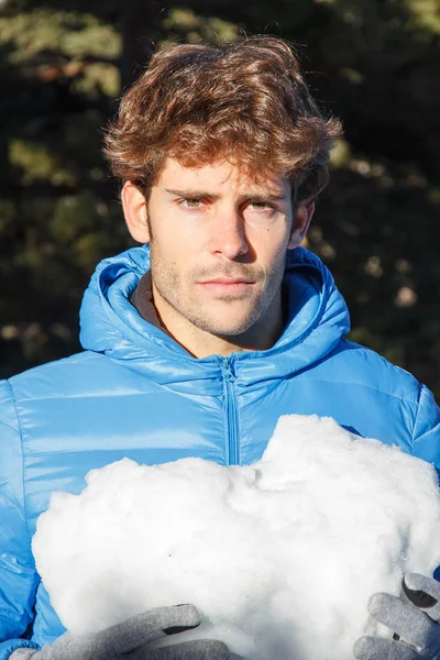 Junger Mann Hält Einem Verschneiten Wintertag Einen Großen Schneeball Mit — Stockfoto